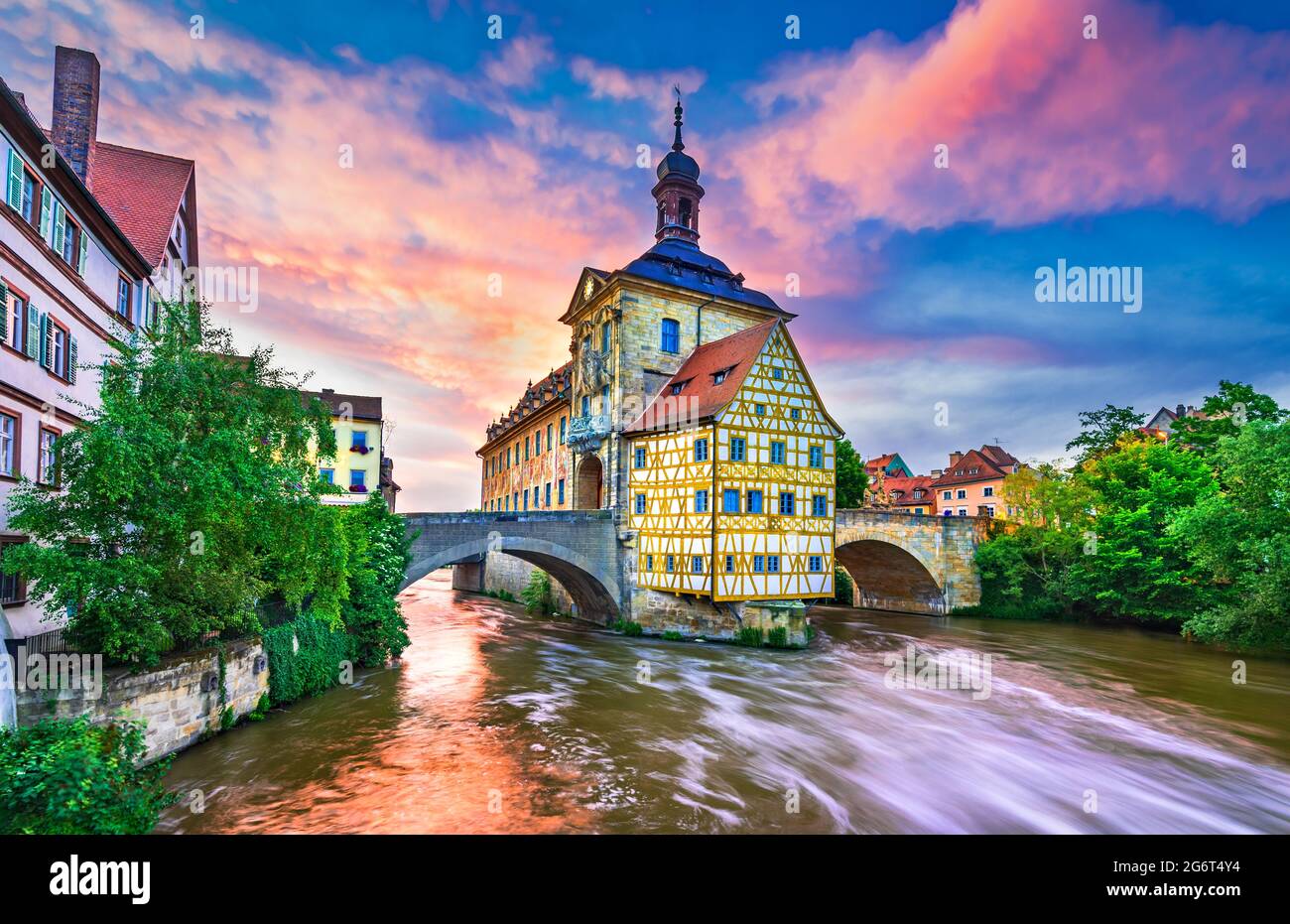 Bamberg, Deutschland. Toller Sonnenuntergang mit Rathaus und Regnitz. Franken, Bayern - Städtereise Sehenswürdigkeit. Stockfoto