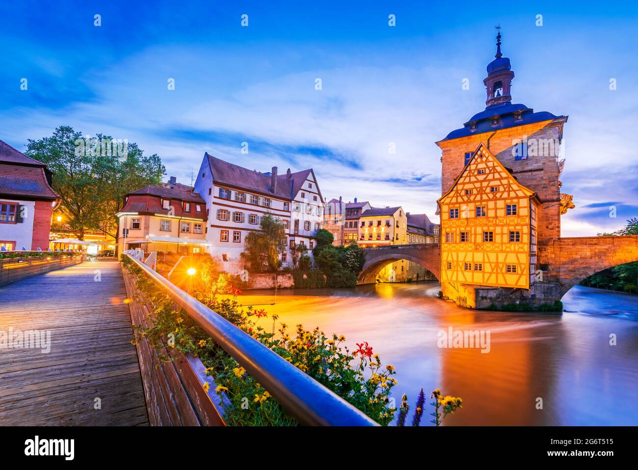Bamberg, Bayern. Altes Rathaus, Obere Brucke und Regnitz in der Abenddämmerung beleuchtet. Deutschland Städtereise Ort. Stockfoto