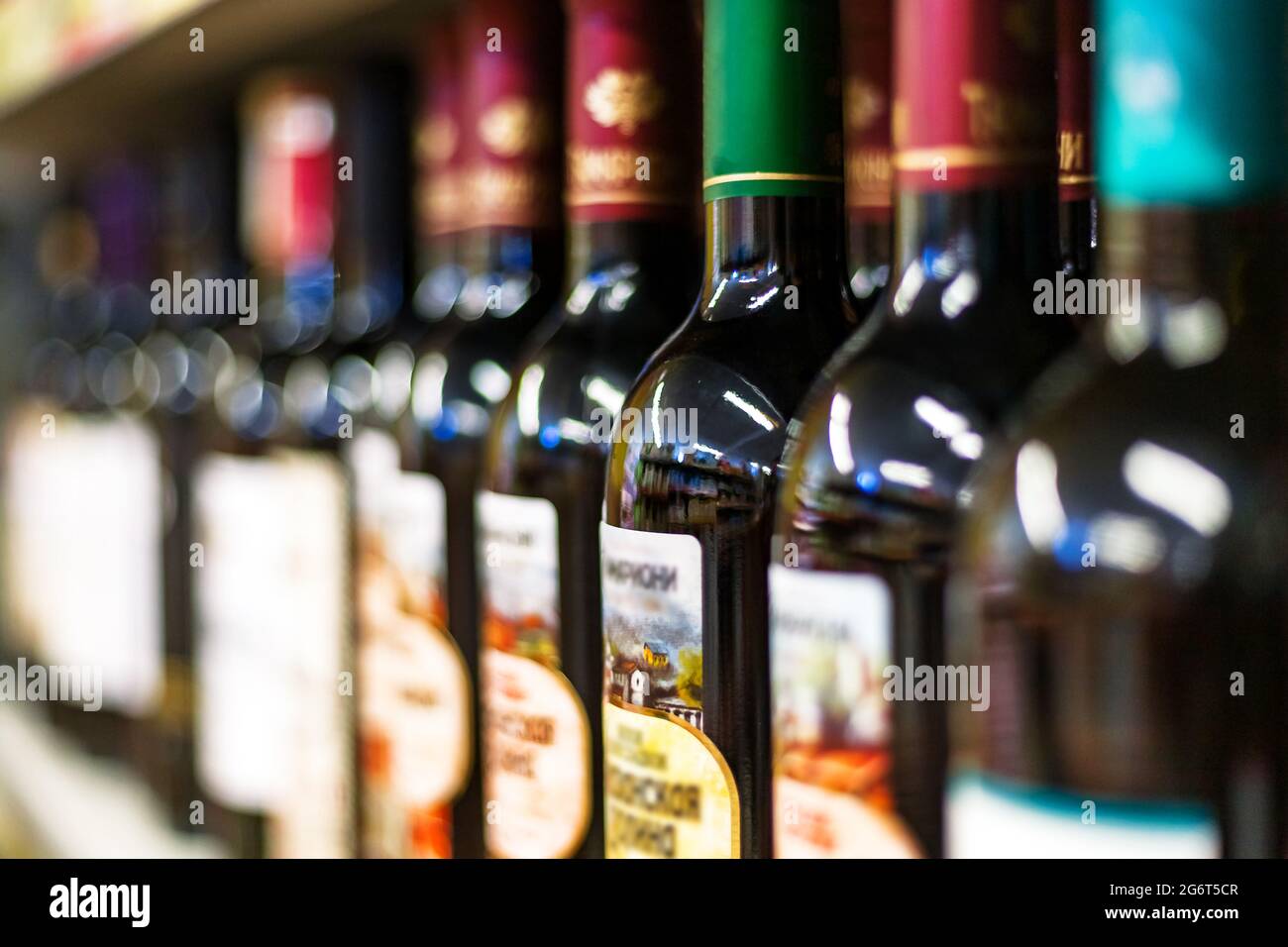 Moskau, Russland - 5. Juni 2021: Flaschen Rotwein auf Supermarktregal Stockfoto