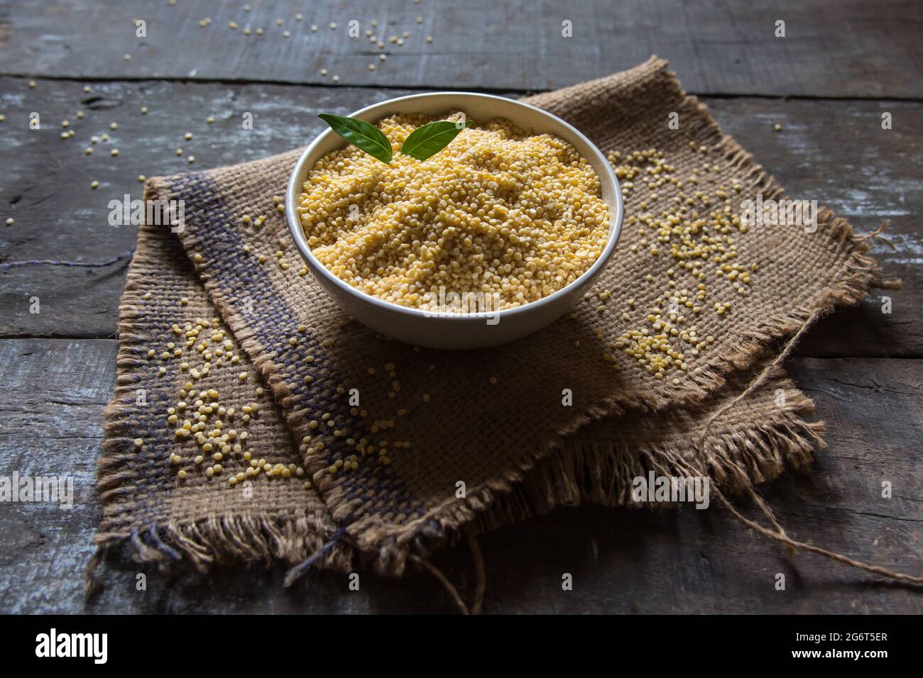 Nahaufnahme des Foodhintergrunds von Monddal oder gelben Linsen. Selektiver Fokus. Stockfoto