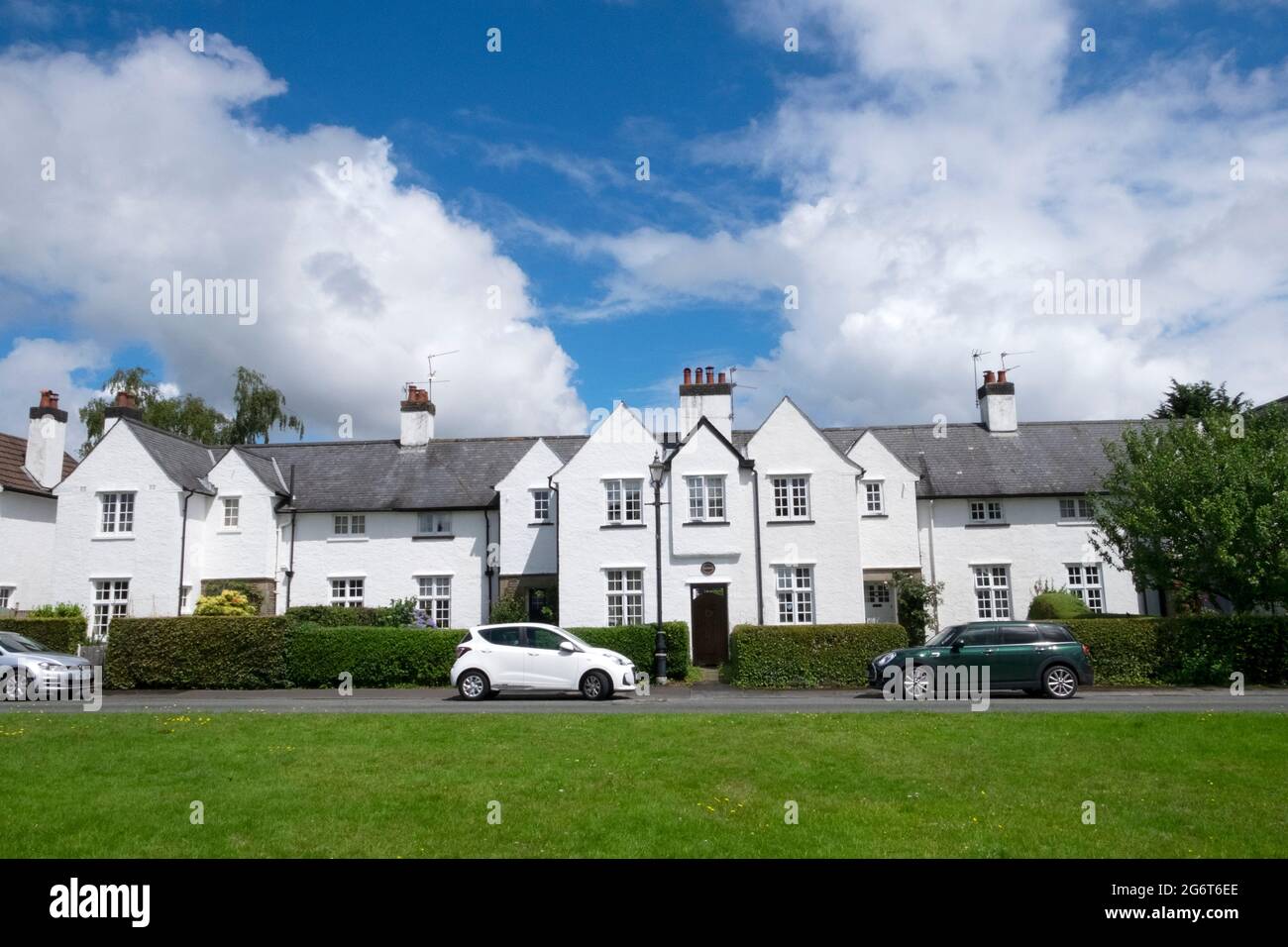 Traditionelle Arbeiterhäuser aus dem frühen 20. Jahrhundert Häuser Wohngenossenschaft in Rhiwbina Garden Village Cardiff Wales Großbritannien KATHY DEWITT Stockfoto