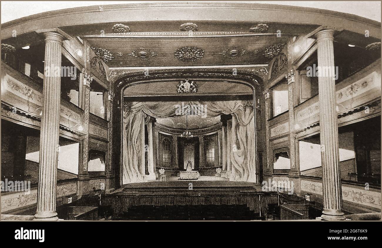 Eine frühe Illustration des Innenausstattes und der Bühne des Theatre Royal, Bristol, England. Das Theater wurde zwischen 1764 und 1766 erbaut. Der Architekt Thomas Paty aus Bristol überwachte den Bau des Theaters, das nach Entwürfen von James Saunders, dem Zimmermann von David Garrick, in der Drury Lane gebaut wurde. Stockfoto