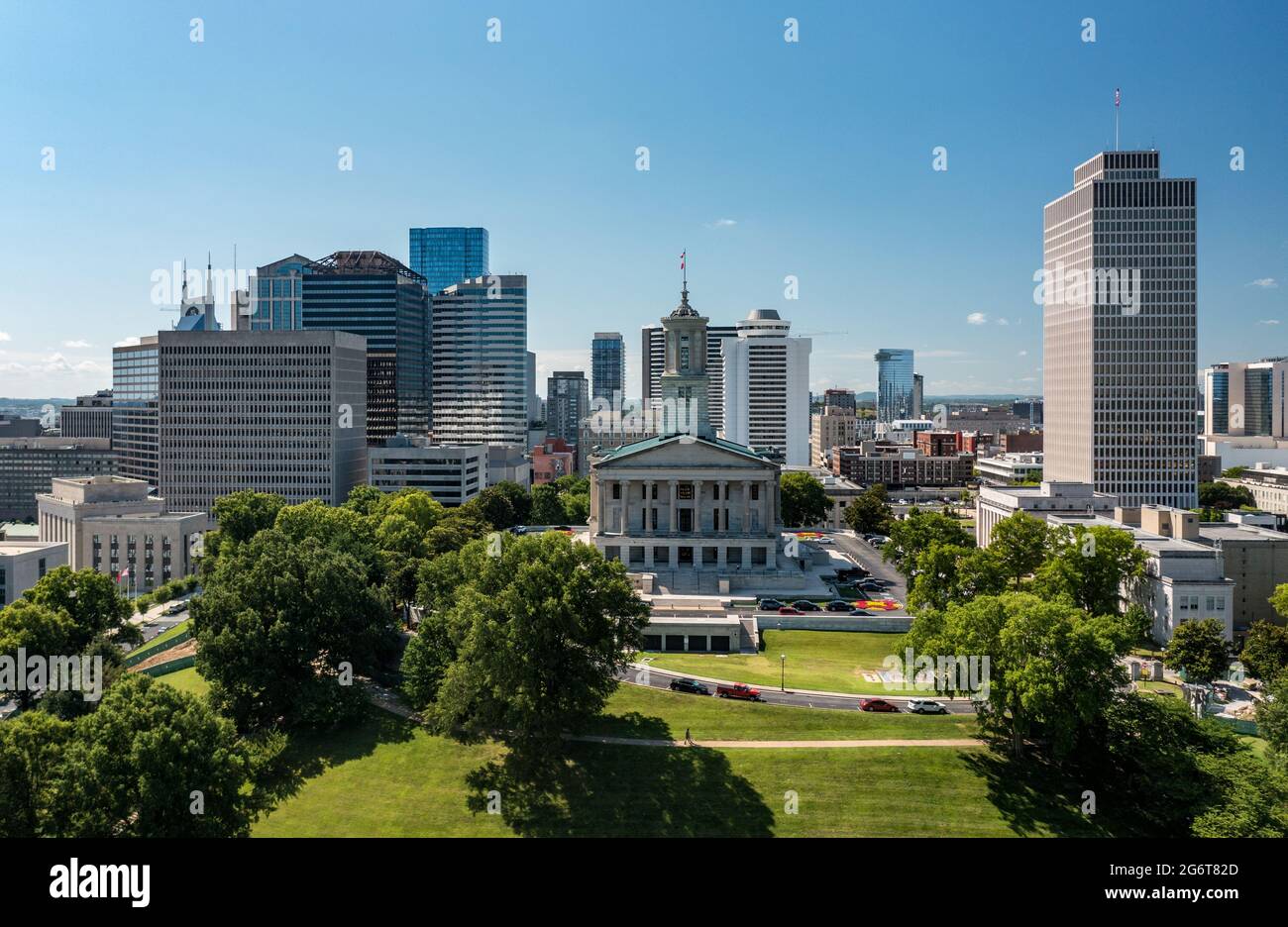 Luftdrohnenansicht des Tennessee State Capitol Building in Nashville mit dem Geschäftsviertel Stockfoto