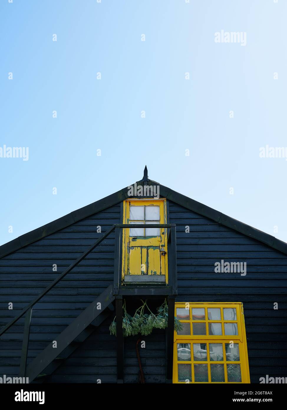 Prospect Cottage ein viktorianisches Fischerhaus Detail und Himmel in Dungeness, Kent England Sommer 2021 - Derek Jarmans Haus - Holzarchitektur Stockfoto