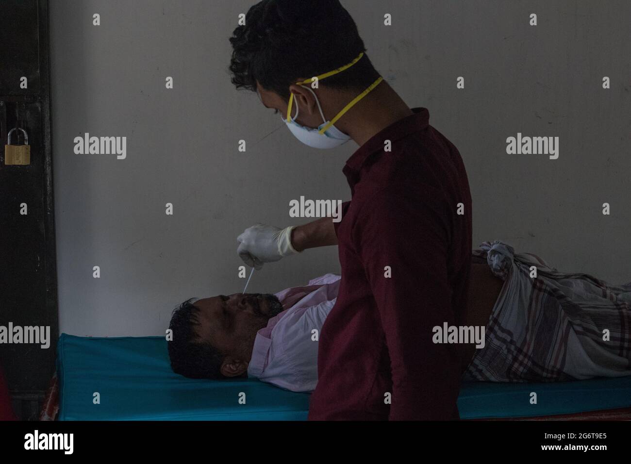 Seit Beginn der anhaltenden Coronavirus-Welle in Bangladesch wurden neue Fälle identifiziert und Todesfälle werden fast täglich registriert. In den letzten 24 Stunden sind 199 weitere Menschen, die mit dem Coronavirus infiziert sind, im Land gestorben. Gleichzeitig wurden 11,851 neue, mit Corona infizierte Patienten identifiziert. Bisher wurde eine Corona-Infektion in 9 lakh, 89 Tausend, 219 Menschen im Land festgestellt. 15 Tausend 792 von ihnen sind gestorben. Heute liegt die Gesamtzahl der Todesfälle in der Chittagong Division bei 9. (Foto von Shaown Chowdhury/Pacific Press) Stockfoto