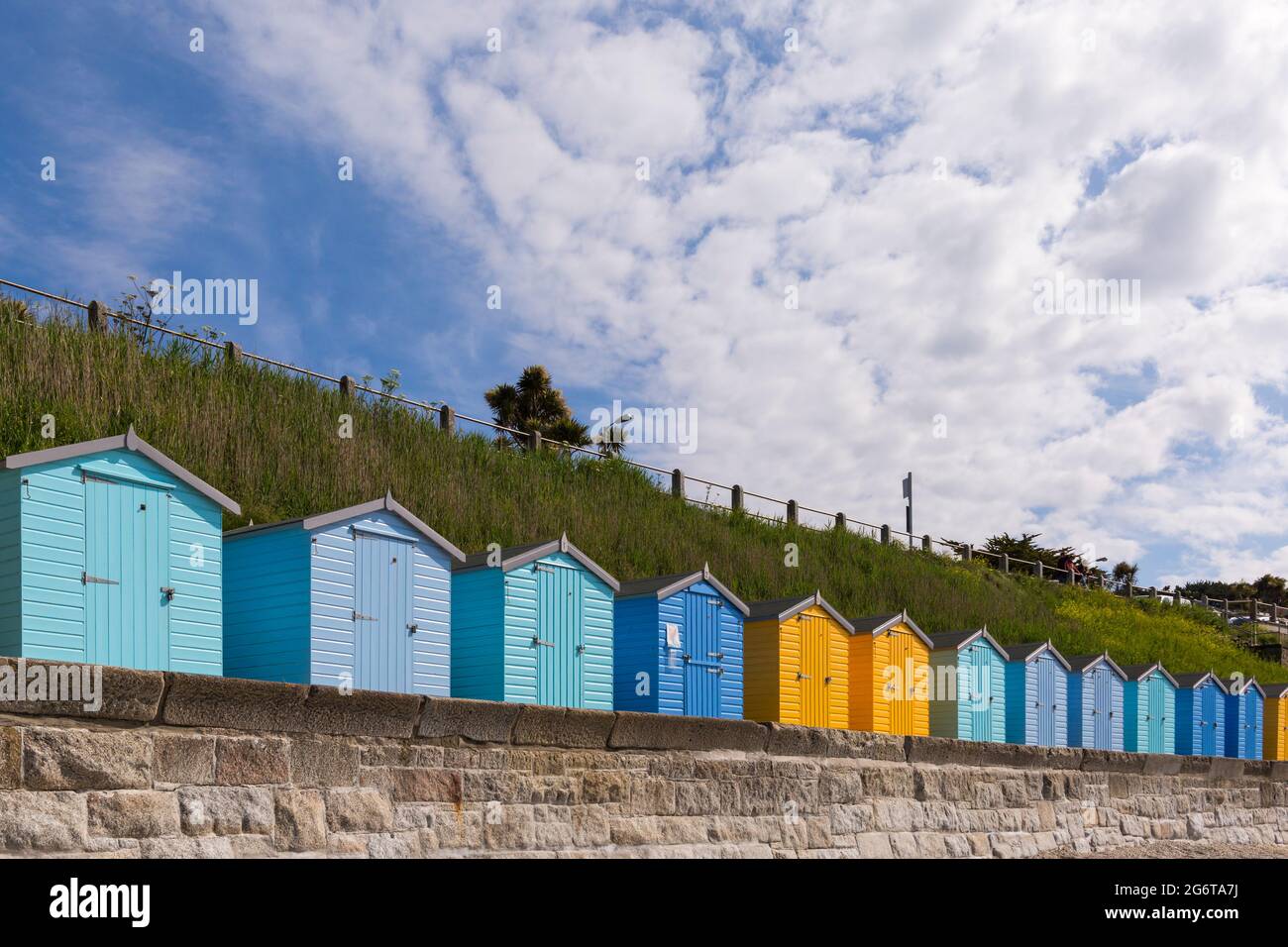 Bunte Strandhütten am Castle Beach an einem warmen, sonnigen Tag in Falmouth, Cornwall, Großbritannien, im Juni Stockfoto