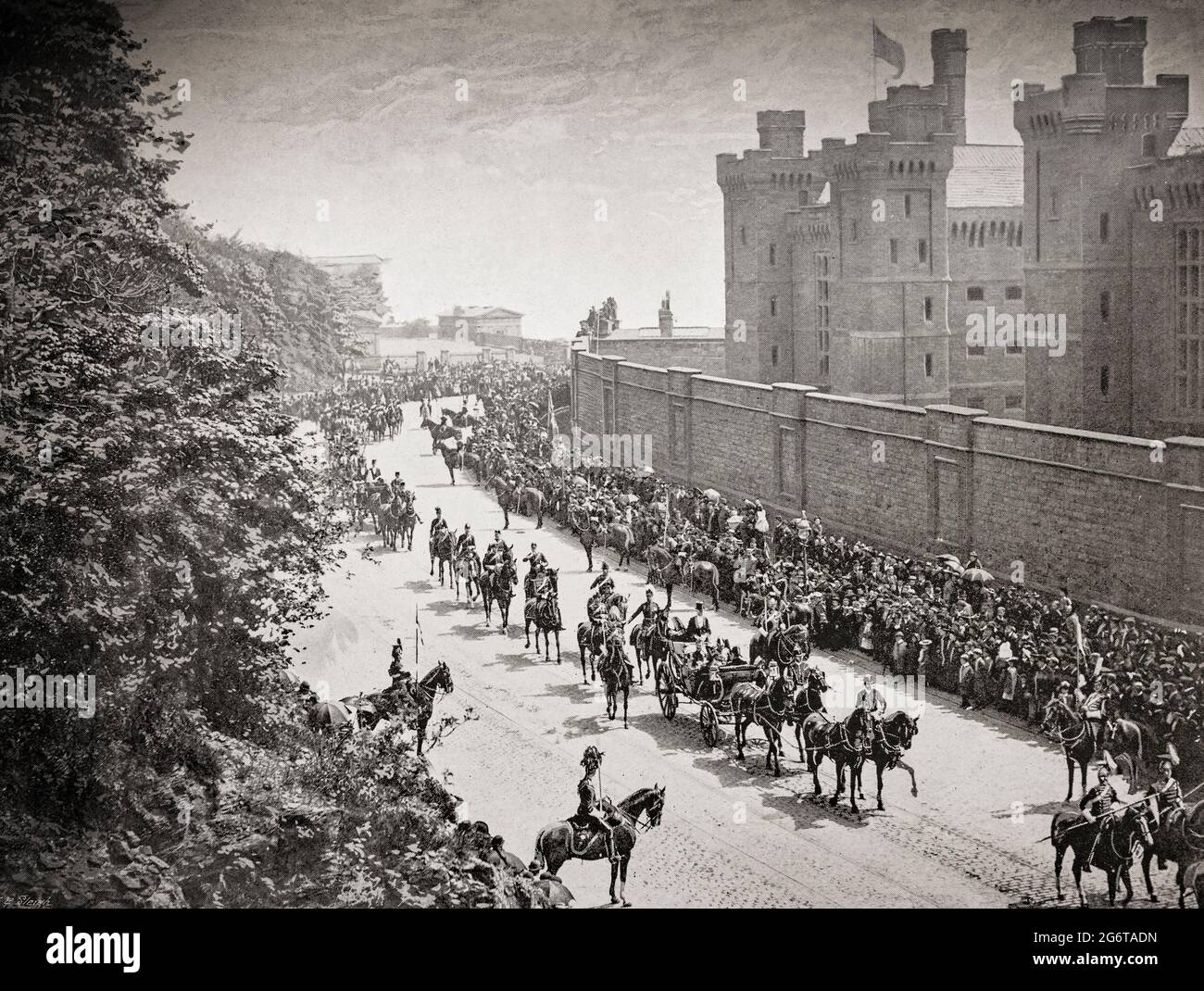 Ein Blick aus dem späten 19. Jahrhundert auf den Commissioner's Walk am Calton-Gefängnis in Regent's Terrace, Edinburgh, Schottland. In der Kutsche mit einer militärischen Eskorte befindet sich der Lord High Commissioner, der den Souverän vertritt. Stockfoto