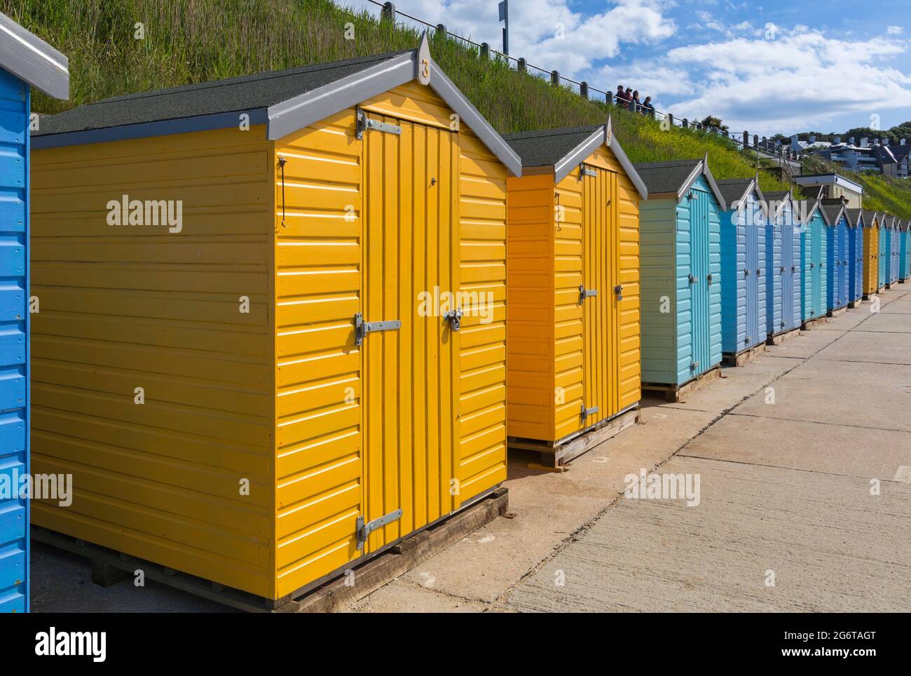 Bunte Strandhütten am Castle Beach an einem warmen, sonnigen Tag in Falmouth, Cornwall, Großbritannien, im Juni Stockfoto