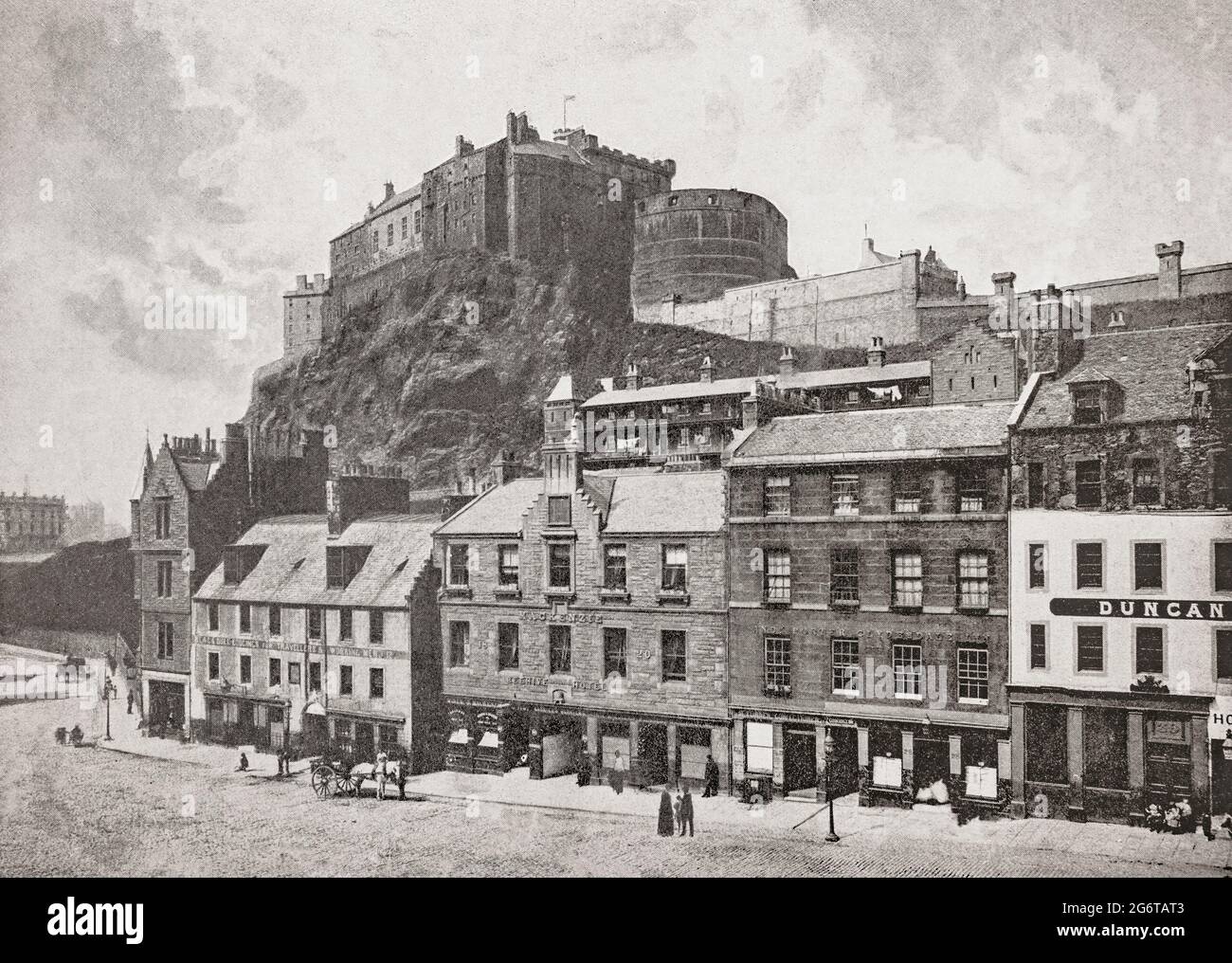 Blick vom Grassmarket aus auf das Edinburgh Castle aus dem späten 19. Jahrhundert, einem Marktplatz im Herzen der Altstadt. Der Grassmarket ist einer der ältesten Teile von Edinburgh und wurde ursprünglich als Marktplatz für Pferde und Rinder genutzt, bevor er im 19. Jahrhundert in den Ruin fiel. Stockfoto