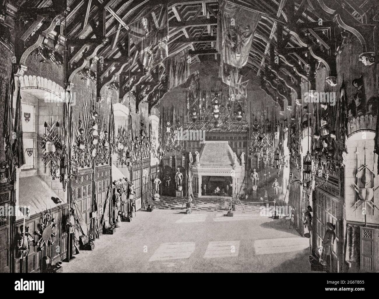 Eine Ansicht der Großen Halle im Edinburgh Castle aus dem späten 19. Jahrhundert, die 1511 für König James IV. Fertiggestellt wurde Die riesigen Dachbalken ruhen auf Steinen, die mit Köpfen und Symbolen geschnitzt sind. Ursprünglich für große Bankette und staatliche Veranstaltungen, als die Armee von Oliver Cromwell das Schloss 1650 eroberte und eine militärische Umgestaltung des Raumes begann, wurde die große Halle in eine Kaserne und später in ein Militärkrankenhaus umgewandelt. Die Armee zog schließlich 1886 aus. Stockfoto
