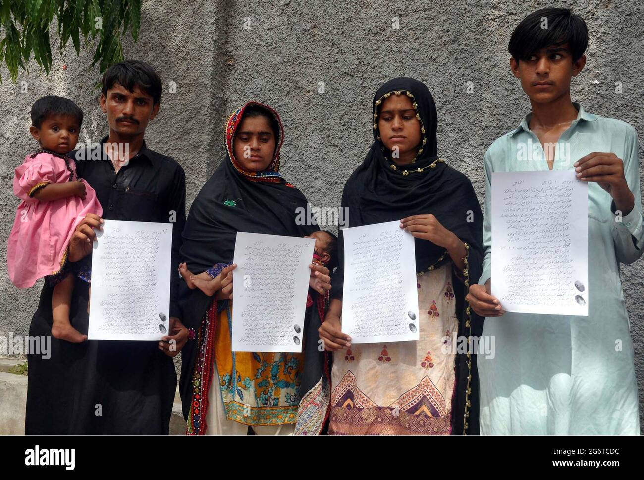Die Bewohner von Moro veranstalten am Donnerstag, dem 08. Juli 2021, im Hyderabad-Presseclub eine Protestdemonstration gegen die hohe Händigkeit einflussreicher Menschen. Stockfoto