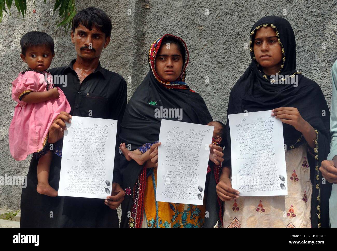Die Bewohner von Moro veranstalten am Donnerstag, dem 08. Juli 2021, im Hyderabad-Presseclub eine Protestdemonstration gegen die hohe Händigkeit einflussreicher Menschen. Stockfoto