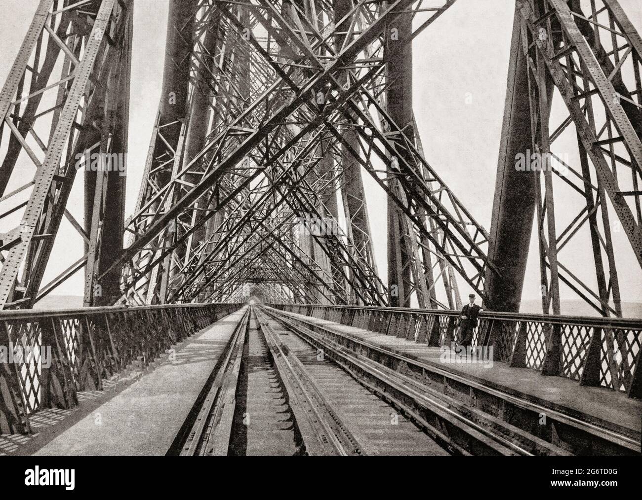 Eine Ansicht der Forth Bridge aus dem späten 19. Jahrhundert, Eine freischwungige Eisenbahnbrücke über den Firth of Forth im Osten Schottlands, die von den englischen Ingenieuren Sir John Fowler und Sir Benjamin Baker entworfen wurde und 1882 mit dem Bau der Brücke begann und am 4. März 1890 vom Herzog von Rothesay eröffnet wurde, Die Zukunft Edward VII. Die Brücke führt die Strecke Edinburgh–Aberdeen über die vierte Linie zwischen den Dörfern South Queensferry und North Queensferry und hat eine Gesamtlänge von 8,094 Fuß (2,467 m). Als sie geöffnet wurde, hatte sie die längste freitragende Brückenspannweite der Welt. Stockfoto