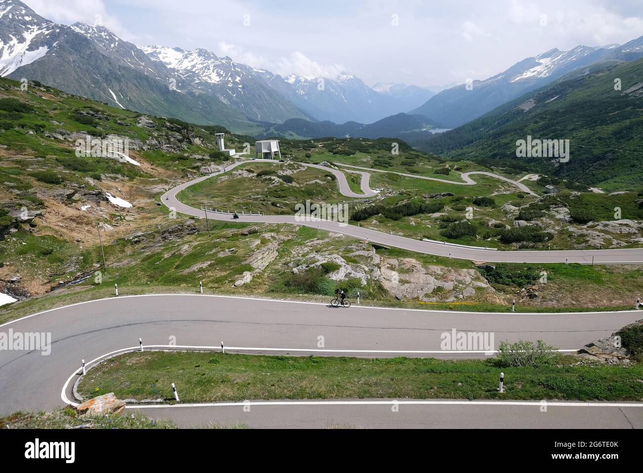 Rennradfahrer auf dem oberen Teil des San Bernardino Pass im Kanton GraubŸnden, Schweiz. Stockfoto