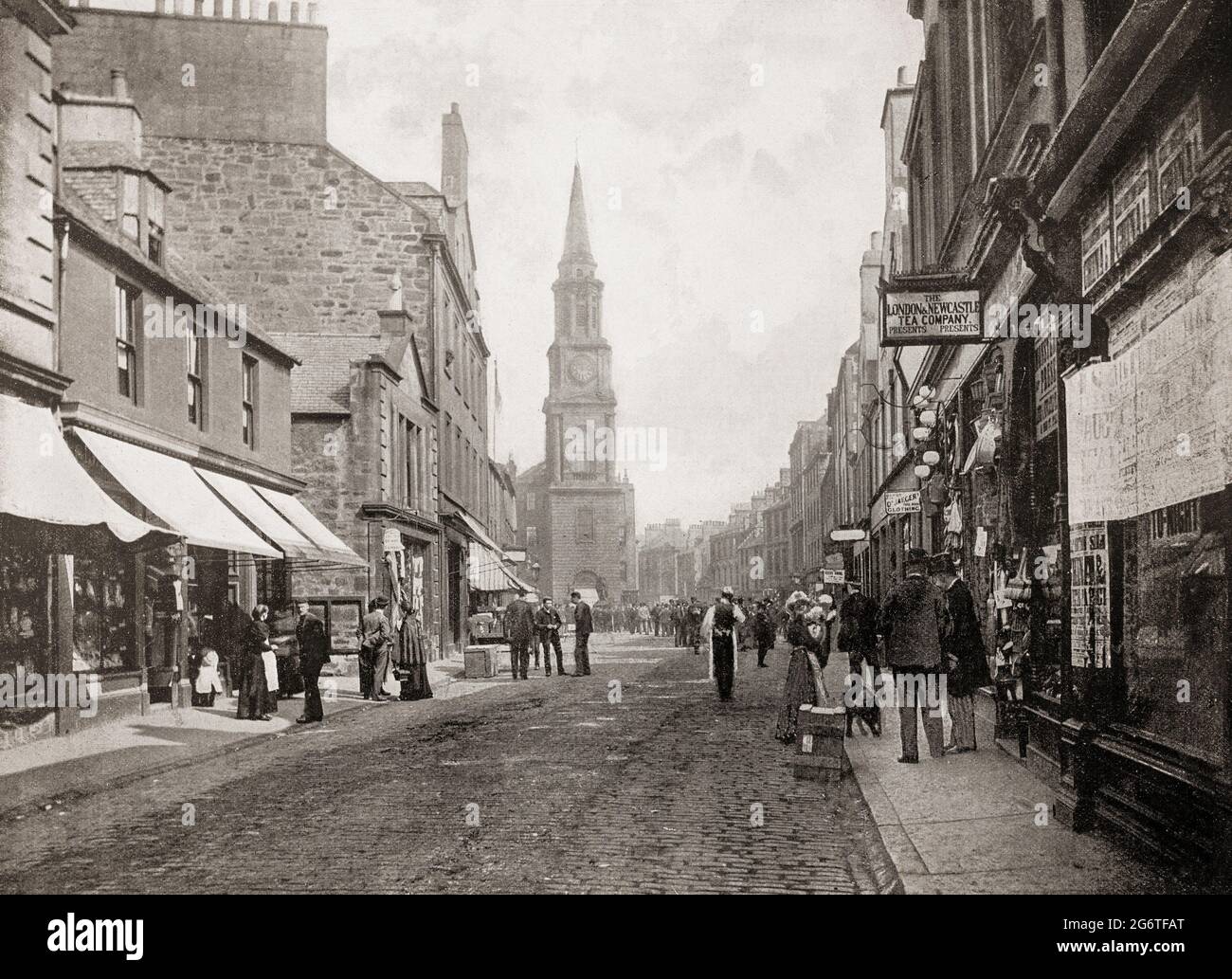 Eine Ansicht aus dem späten 19. Jahrhundert von Falkirk, einer großen Stadt in den Central Lowlands von Schottland, historisch innerhalb der Grafschaft Stirlingshire. Die geschäftige High Street mit Geschäften führt zum Falkirker Turm, der 1814 erbaut wurde und einen früheren Turm aus dem späten 17. Jahrhundert ersetzte, der selbst ein noch früheres Bauwerk ersetzte. Stockfoto