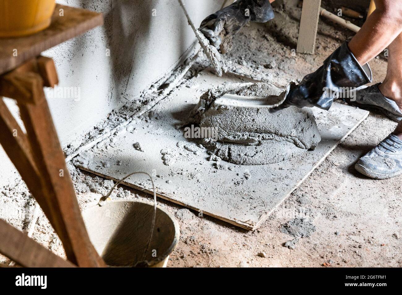 Zementmörtel bereit für die Verputzung an der Wand bei der Renovierung Stockfoto
