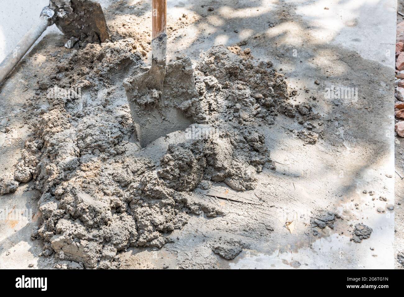 Mörtel mit Schaufel gemischt und fertig für den Einsatz im Bauwesen Stockfoto