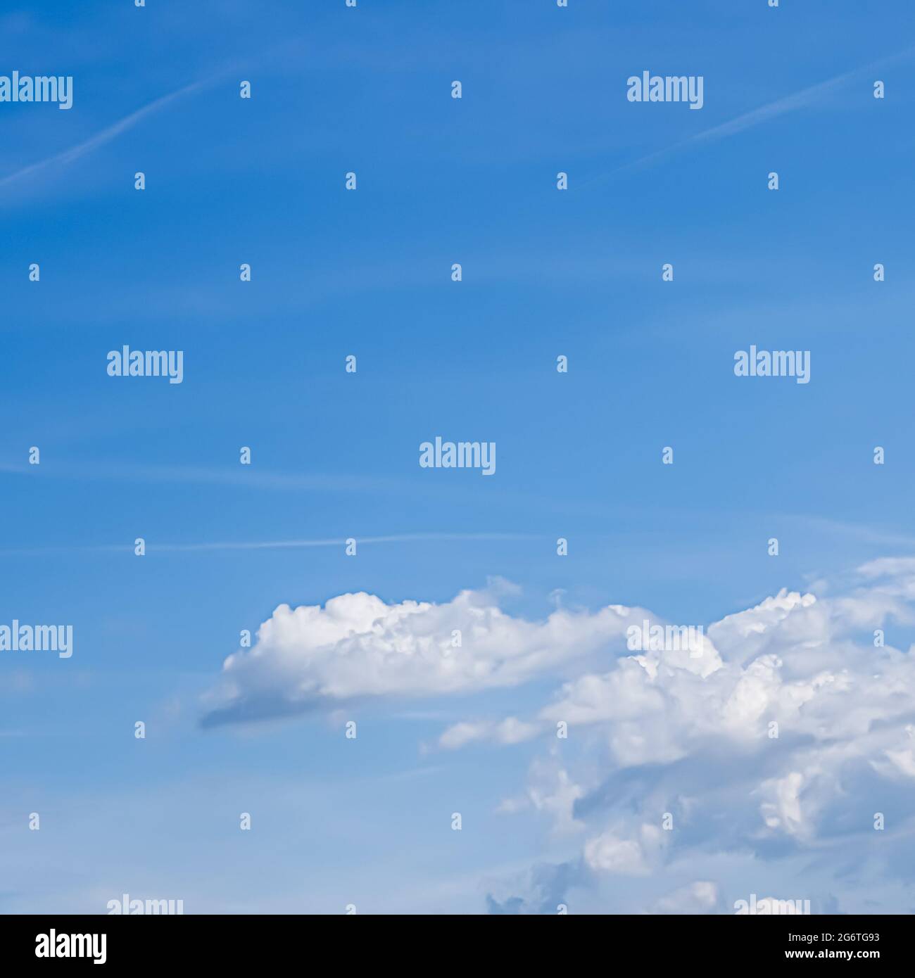 Verträumter, surrealer Himmel und Wolken als abstrakter Naturhintergrund, spirituelles Design und Religionskonzept Stockfoto