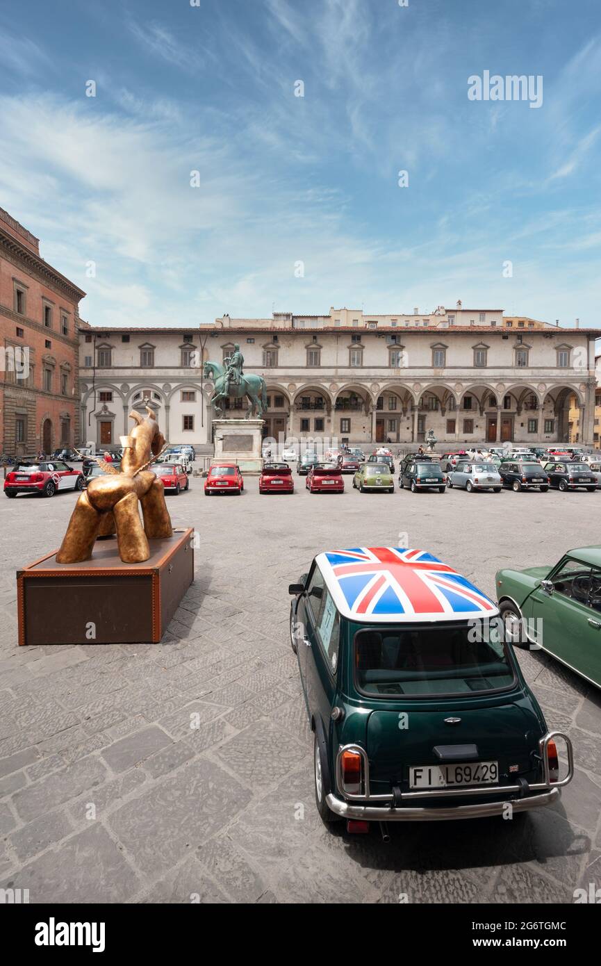 Internationales Mini Meeting 2021. Oldtimer-Rallye auf der Piazza Santissima Annunziata. Stockfoto