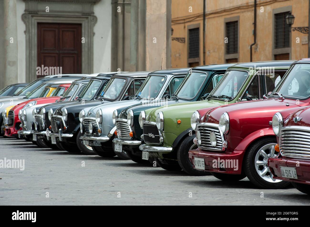 Internationales Mini Meeting 2021. Oldtimer-Rallye auf der Piazza Santissima Annunziata. Stockfoto