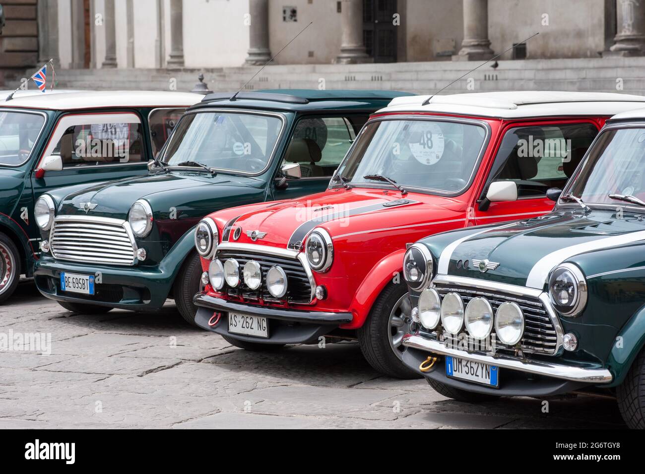 Internationales Mini Meeting 2021. Oldtimer-Rallye auf der Piazza Santissima Annunziata. Stockfoto