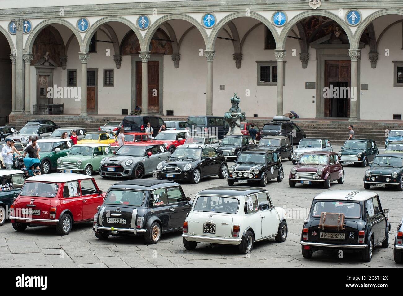 Internationales Mini Meeting 2021. Oldtimer-Rallye auf der Piazza Santissima Annunziata. Stockfoto