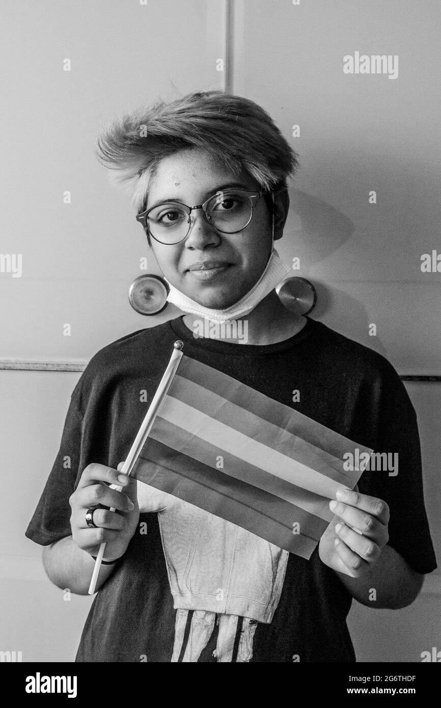 Dante-Platz, Neapel, Italien, 3. Juli 2021. 25 Jahre nach der ersten Pride in Süditalien (29. Juni 1996) befinden sich die italienischen LGBTQ+-Bürger mitten in einem harten Kampf um die Gesetzesvorlage gegen Homophobie, Transphobie, Misogynie und Hassverbrechen gegen behinderte Menschen durch den Abgeordneten Alessandro Zan. Im Einklang mit den EU-Richtlinien stieß der Vorschlag auf ständigen Widerstand der Konservativen der rechten Seite und der römischen Kirche. „Ich fand es heraus, als ich erst 12 war. Jetzt bin ich 16. Es war wirklich schwierig, mich mit meinen Eltern und meiner Großmutter, die bei uns lebt, zu öffnen. Menschen wie ich müssen jedoch aufhören Stockfoto