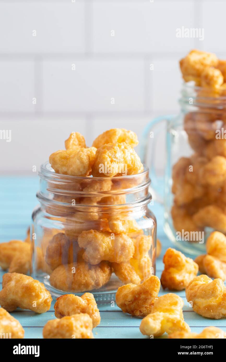 Karamell Puff Corn Popcorn in Glasgläsern Stockfoto
