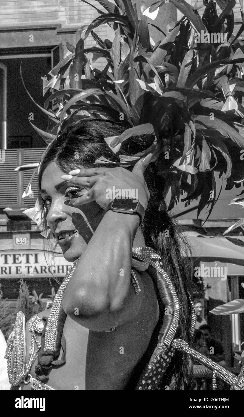 Dante-Platz, Neapel, Italien, 3. Juli 2021. 25 Jahre nach der ersten Pride in Süditalien (29. Juni 1996) befinden sich die italienischen LGBTQ+-Bürger mitten im Kampf um die Gesetzesvorlage gegen Homophobie, Transphobie, Misogynie und Hassverbrechen an behinderten Menschen durch den Abgeordneten Alessandro Zan. Seit November 2020 stößt der Vorschlag auf ständigen Widerstand der Konservativen der rechten Seite und der römischen Kirche. „Dies sind sehr schlechte Zeiten für alle, vor allem für diejenigen, die Transsexuelle und aus einem anderen Land sind - hauptsächlich illegale Einwanderer wie ich. Wir leiden noch mehr unter Vorurteilen und Homophobie Stockfoto