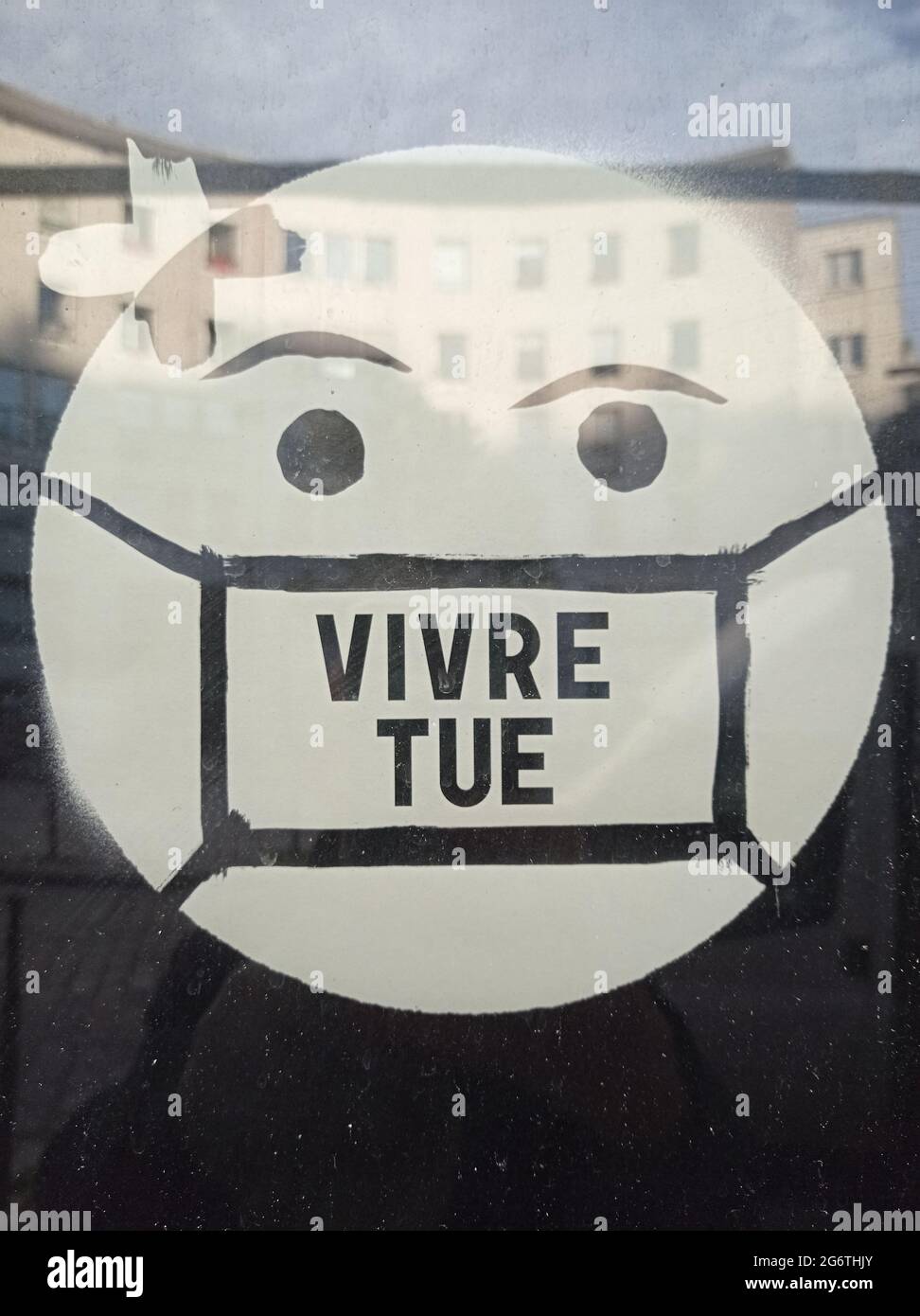 un dessin sur une vitrine parisienne VIVRE DI Stockfoto