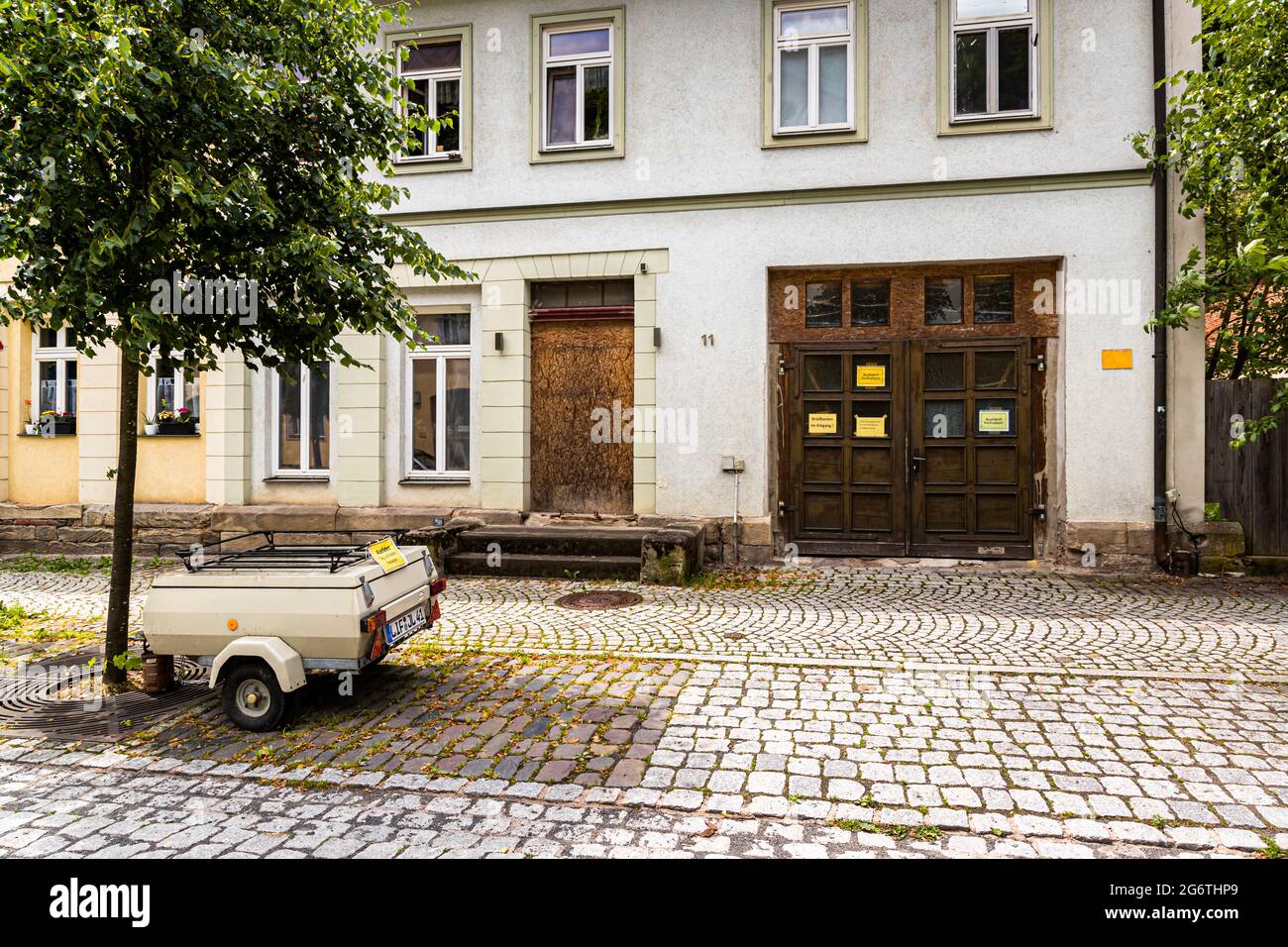 Verbarrikadiertes Haus Mit Vielen Schildern Die Auf Den Briefkasten In Sonneberg Deutschland Zeigen Stockfotografie Alamy