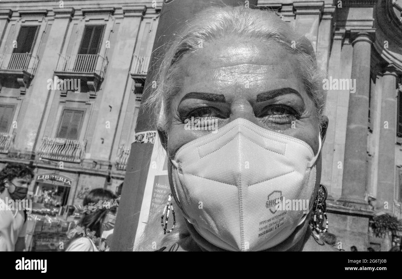 Dante-Platz, Neapel, Italien, 3. Juli 2021. 25 Jahre nach der ersten Pride in Süditalien kämpfen die italienischen LGBTQ+-Leute darum, das Gesetz gegen Transhomophobie von Alessandro Zan zu verabschieden. Der Vorschlag ist seit November auf ständigen Widerstand der Rechten und der römischen Kirche gestoßen. “Es gab keine großen Veränderungen in den letzten 25 Jahren. Es gibt immer noch eine Menge Transophobie und Diskriminierung - und sie nimmt zu. Besonders klar ist jetzt, dass sie diesem Gesetzesvorschlag nicht zustimmen wollen. Sie sagen, wir wollen es aus anderen Gründen. Aber nein, wir wollen es gerade wegen der Gewalt, die wir sind Stockfoto