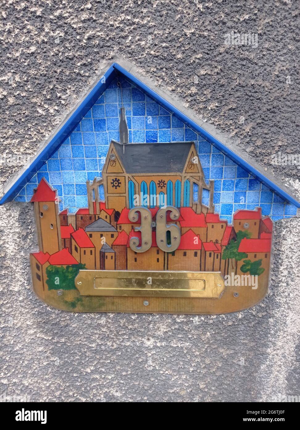 Eine Plaque décorative de numéro de maison avec une boite aux lettres.Saint Florentin. Yonne. Frankreich. Stockfoto
