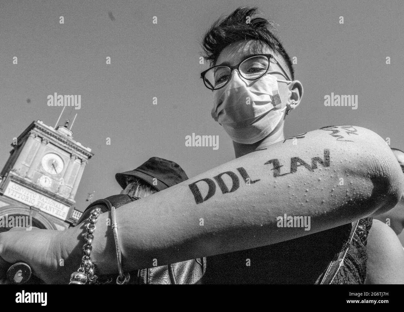 Dante-Platz, Neapel, Italien, 3. Juli 2021. Fünfundzwanzig Jahre nach der ersten Pride in Süditalien (29. Juni 1996) befinden sich die italienischen LGBTQ+-Bürger inmitten eines harten Kampfes, um die Gesetzesvorlage gegen Homophobie, Transphobie, Misogynie und Hassverbrechen gegen behinderte Menschen durch den Abgeordneten Alessandro Zan zu verabschieden. Im Einklang mit den EU-Richtlinien stieß der Vorschlag auf ständigen Widerstand der Konservativen der rechten Seite und der römischen Kirche. „auf meinen linken Arm schrieb ich, was ich will: Die Zustimmung von DDL Zan. Auf dem rechten Arm: Ich habe einige Teilnehmer gefragt, was der Stolz ist und was sie am meisten wollen“, sagt Giul Stockfoto