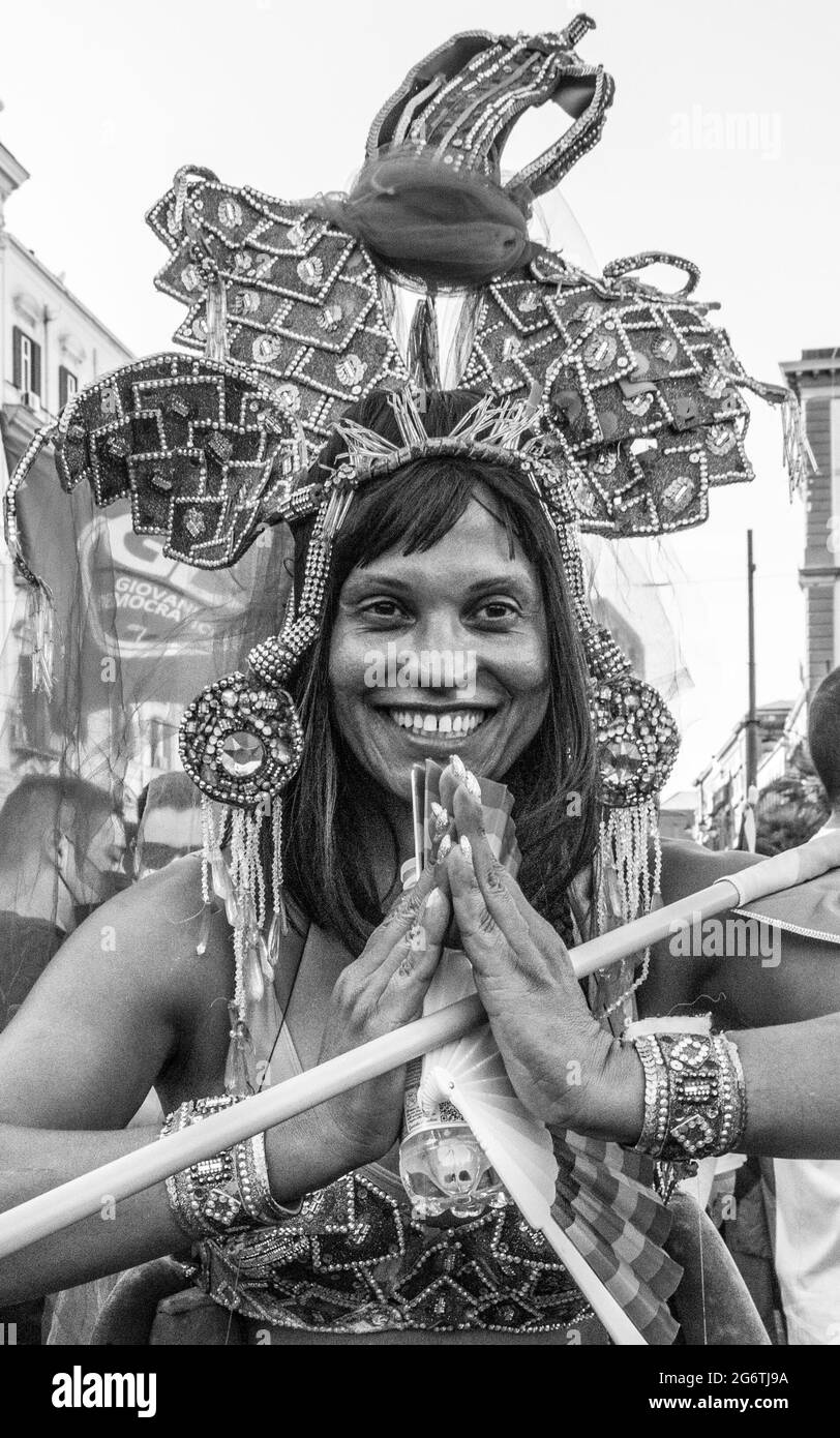 Dante-Platz, Neapel, Italien, 3. Juli 2021. 25 Jahre nach der ersten Pride in Süditalien (29. Juni 1996) befinden sich die italienischen LGBTQ+-Bürger mitten im Kampf um die Gesetzesvorlage gegen Homophobie, Transphobie, Misogynie und Hassverbrechen an behinderten Menschen durch den Abgeordneten Alessandro Zan. Seit November 2020 stößt der Vorschlag auf ständigen Widerstand der Konservativen der rechten Seite und der römischen Kirche. „Ich lebe seit zwei Jahren in Neapel und habe nie eine Diskriminierung erlebt. Aber ich habe gehört, dass Neapoletaner besonders aufgeschlossen gegenüber Transfrauen sind. Neapel ist als die Stadt tran bekannt Stockfoto