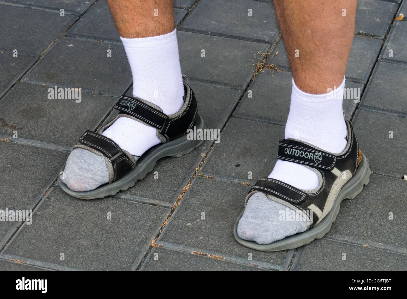 Weiße Socken in Sandalen, älterer Mann Stockfoto