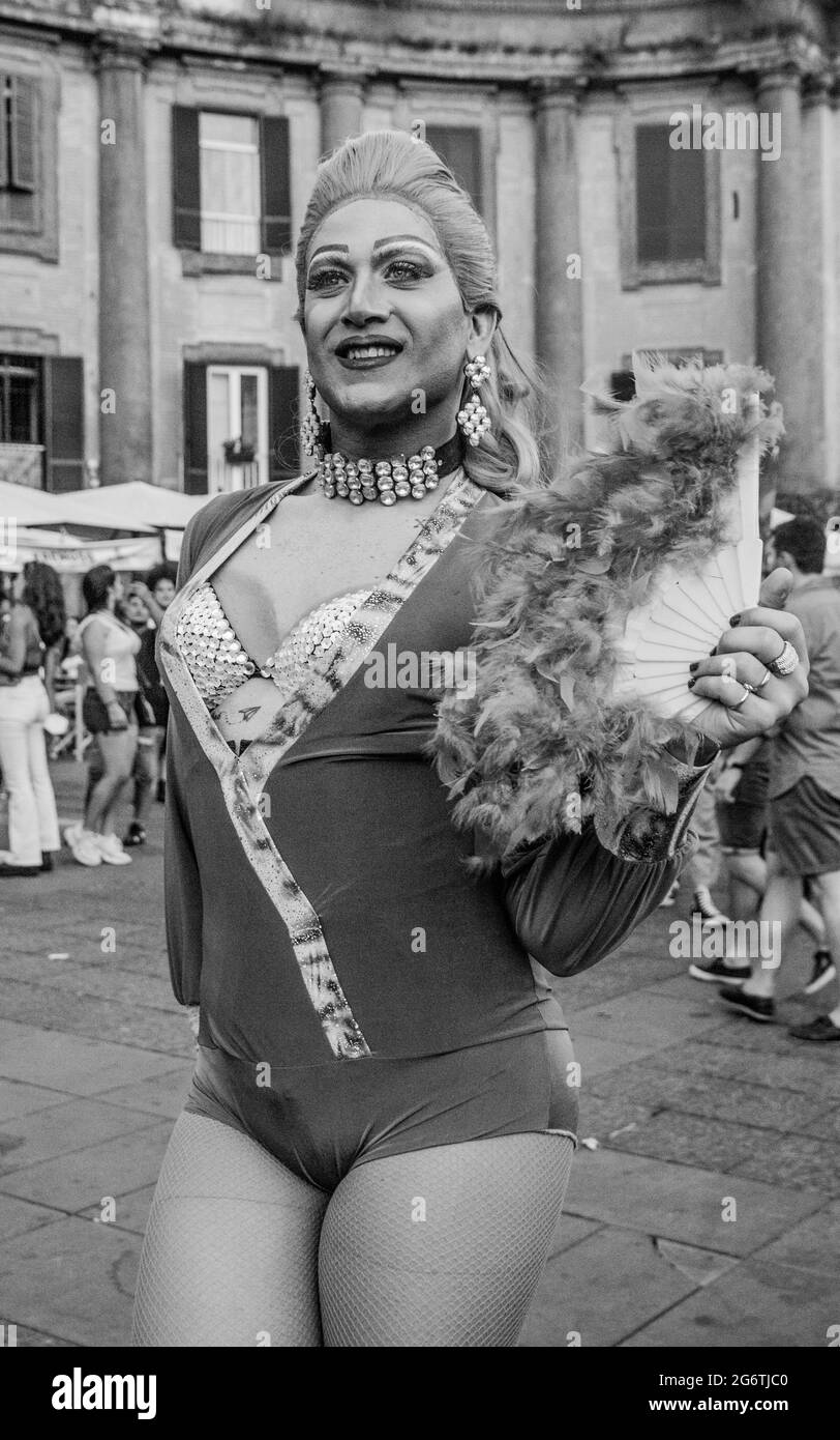 Dante-Platz, Neapel, Italien, 3. Juli 2021. 25 Jahre nach der ersten Pride in Süditalien (29. Juni 1996) befinden sich die italienischen LGBTQ+-Bürger mitten im Kampf um die Gesetzesvorlage gegen Homophobie, Transphobie, Misogynie und Hassverbrechen an behinderten Menschen durch den Abgeordneten Alessandro Zan. Seit November 2020 stößt der Vorschlag auf ständigen Widerstand der Konservativen der rechten Seite und der römischen Kirche. „Ich lebe seit drei Jahren in Neapel. Persönlich habe ich hier nie eine Diskriminierung erlebt', sagt sie. Sabrina Merolla/Alamy Stockfoto