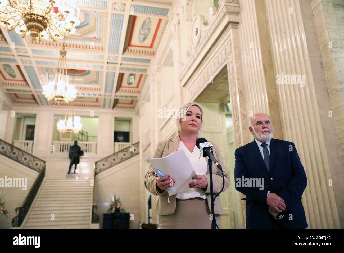 Die stellvertretende erste Ministerin Michelle O'Neill und die Sinn-Fein-Abgeordnete Francie Molloy sprechen während einer Pressekonferenz im Parlamentsgebäude in Stormont mit den Medien. Bilddatum: Donnerstag, 8. Juli 2021. Stockfoto