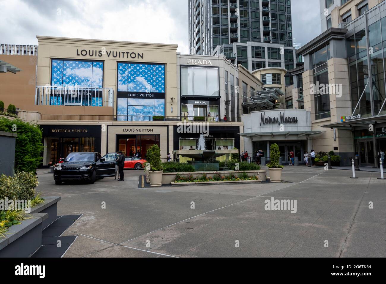 Bellevue, WA USA - ca. Juni 2021: Blick auf den Parkservice, der außerhalb des Einkaufsviertels Shops of Bravern in der Innenstadt von Bellevue angeboten wird. Stockfoto