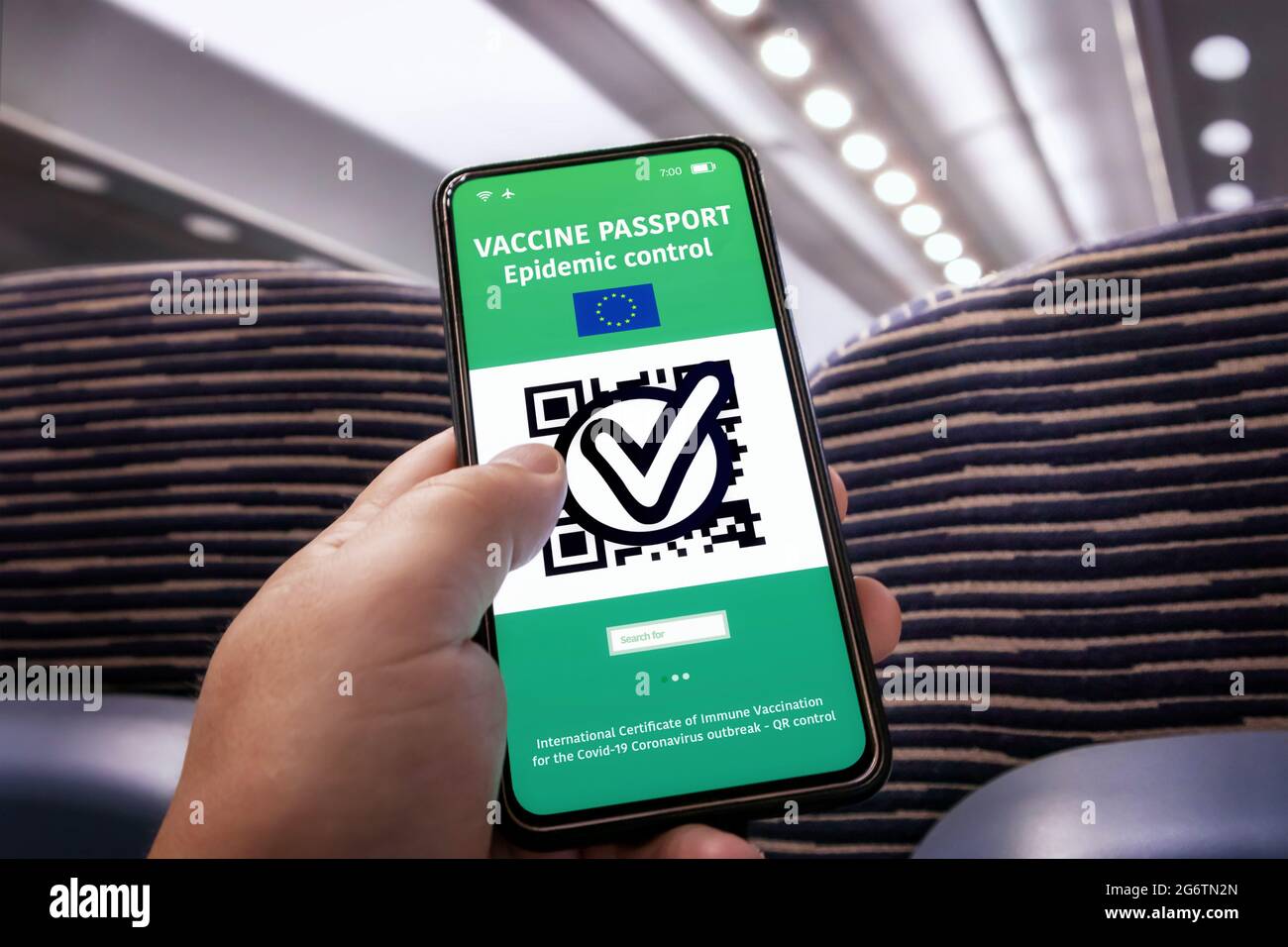 Smartphone-Anwendung mit digitalem Impfpass für eine sichere Reise nach Europa während der covid-19-Pandemie. Stockfoto