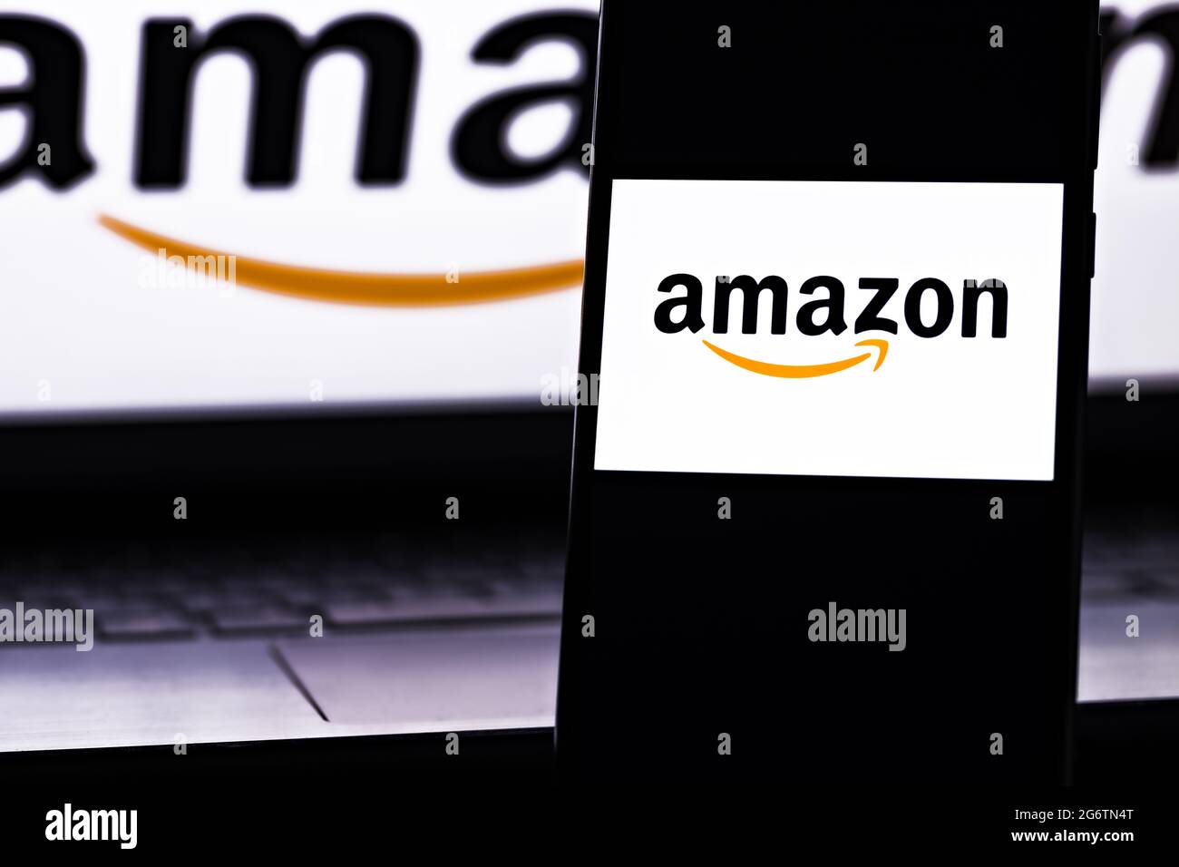 Redaktionelles Foto zum Thema Amazon. Illustratives Foto für Nachrichten über Amazon - ein amerikanisches multinationales Technologieunternehmen Stockfoto