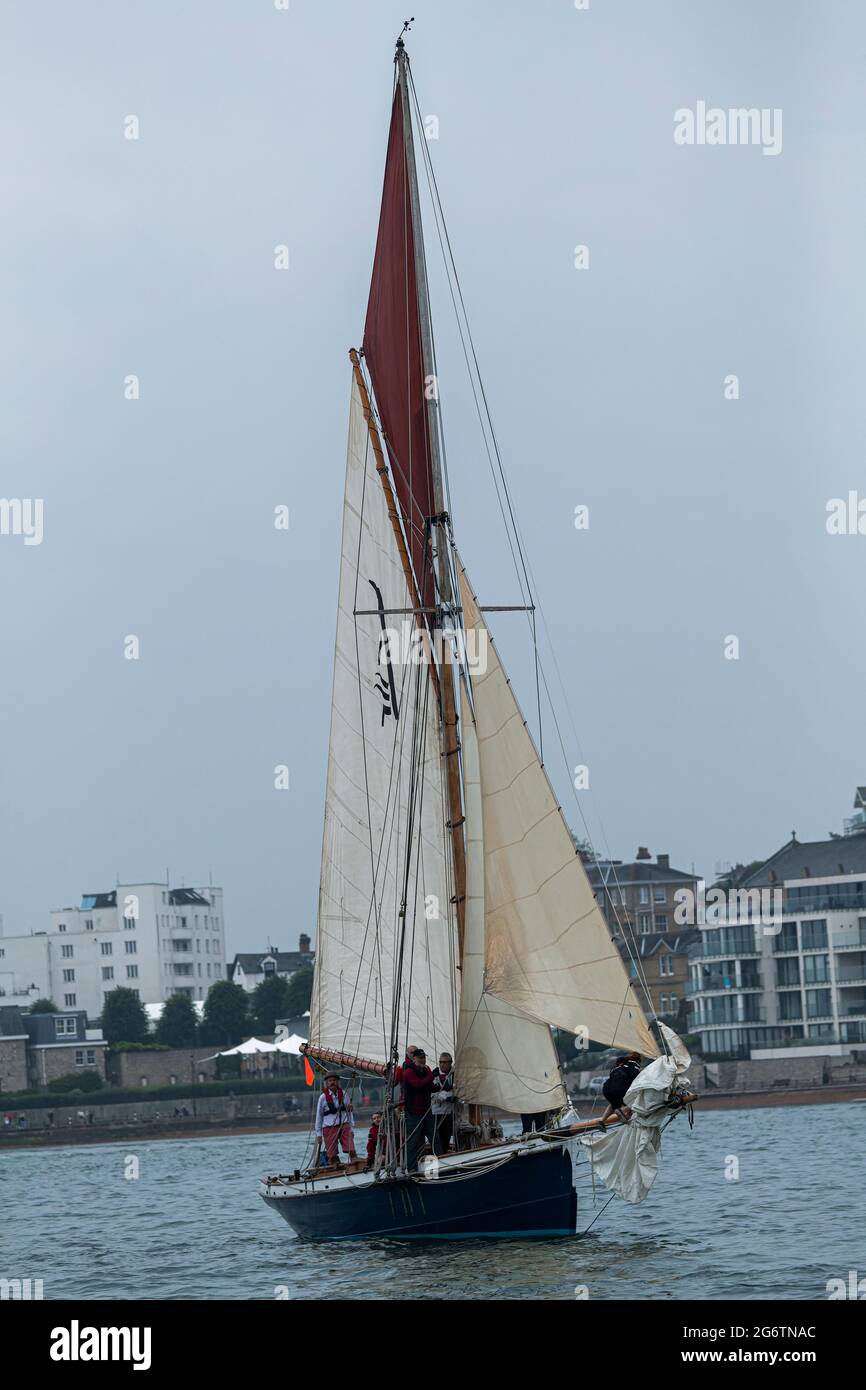 Segelboot im Round the Isle of Wight Race Stockfoto