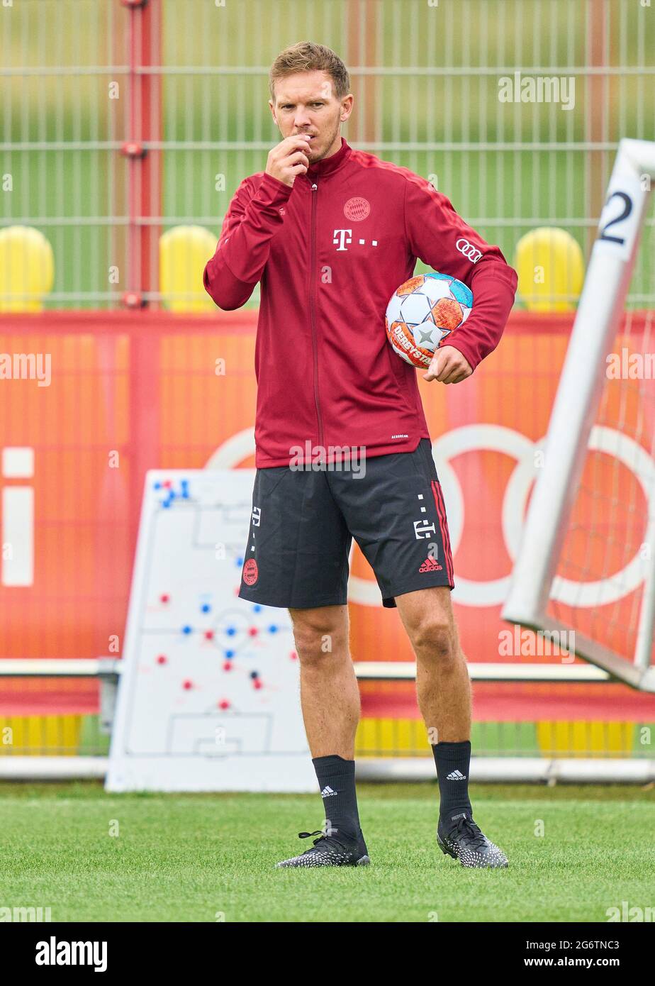 München, 7. Juli 2021, Trainer Julian Nagelsmann (FCB), Teamchef, Headcoach, Trainer, beim Training des FC BAYERN MÜNCHEN am 7. Juli 2021 in München, Deutschland Saison 2021/2022, Spieltag x, 1.Bundesliga, FCB, München, x.Spieltag. © Peter Schatz / Alamy Live News Stockfoto