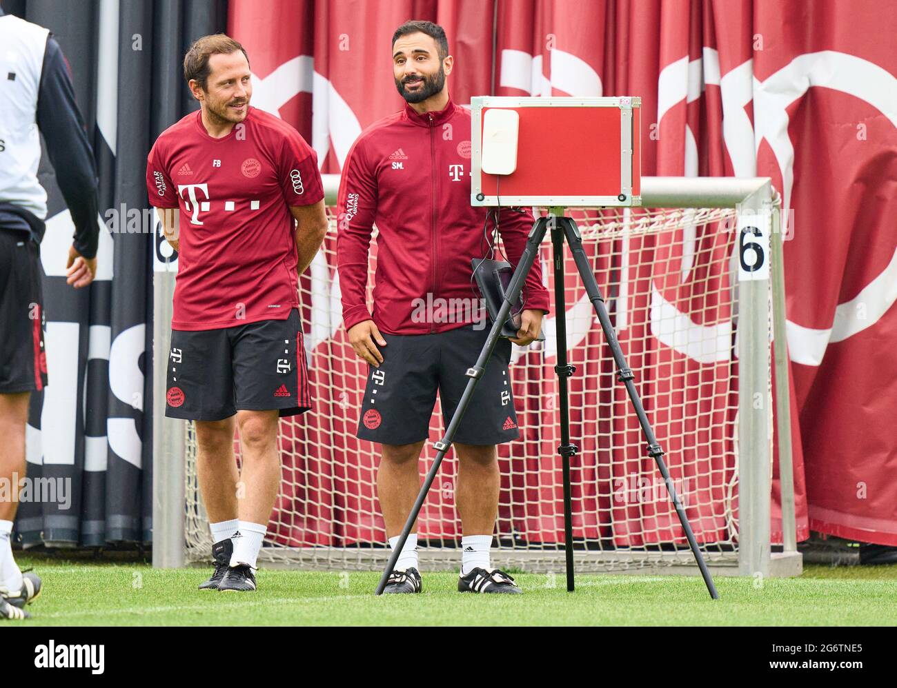 München, 7. Juli 2021, Datenanalyst Soner Mansuroglu (R) Performance Analyst , Trainingsmonitoring-Analyst mit GPS-Tracking-System Catapult beim Training des FC BAYERN MÜNCHEN am 7. Juli 2021 in München, Deutschland Saison 2021/2022, Spieltag x, 1.Bundesliga, FCB, München, x.Spieltag. © Peter Schatz / Alamy Live News Stockfoto