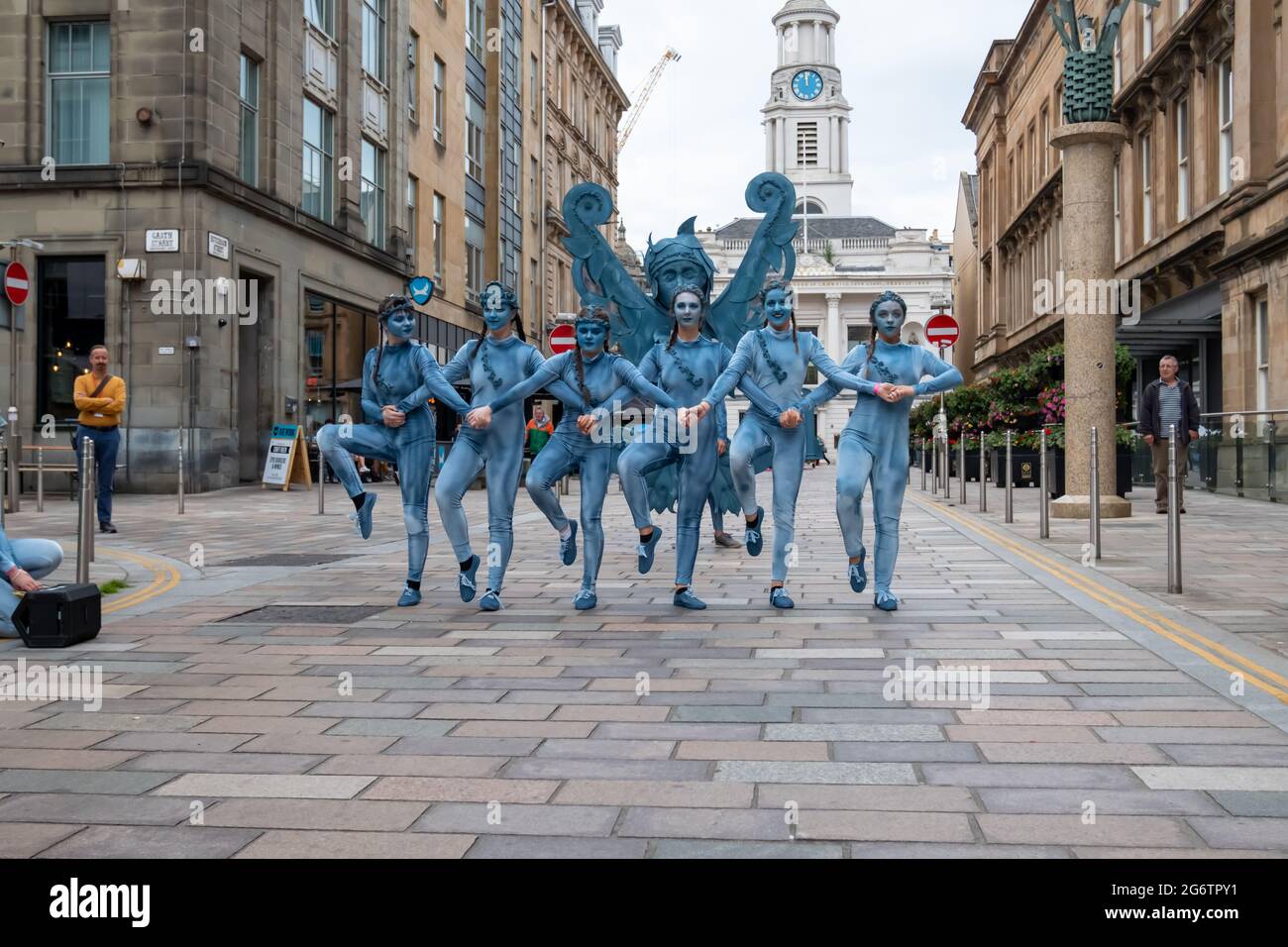 Glasgow, Schottland, Großbritannien. Juli 2021. Darsteller während der Eröffnungsfeier des Merchant City Festivals. Kredit: Skully/Alamy Live Nachrichten Stockfoto