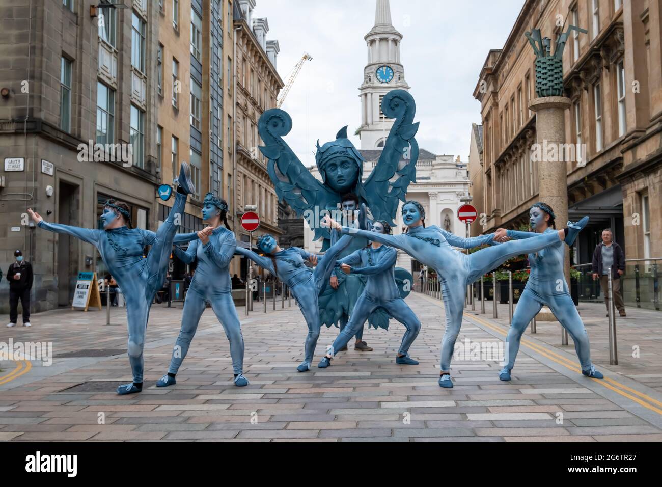 Glasgow, Schottland, Großbritannien. Juli 2021. Darsteller während der Eröffnungsfeier des Merchant City Festivals. Kredit: Skully/Alamy Live Nachrichten Stockfoto