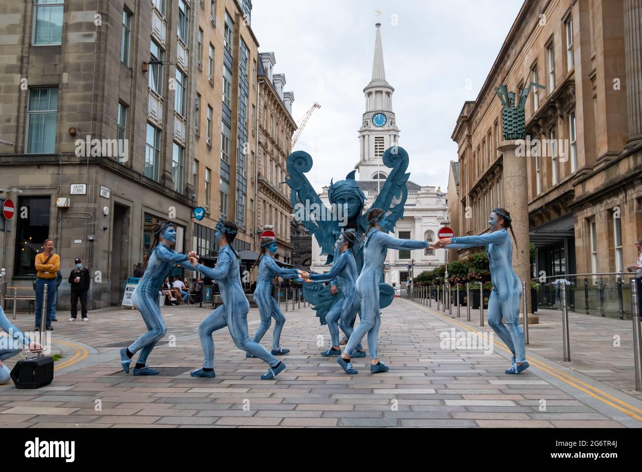 Glasgow, Schottland, Großbritannien. Juli 2021. Darsteller während der Eröffnungsfeier des Merchant City Festivals. Kredit: Skully/Alamy Live Nachrichten Stockfoto