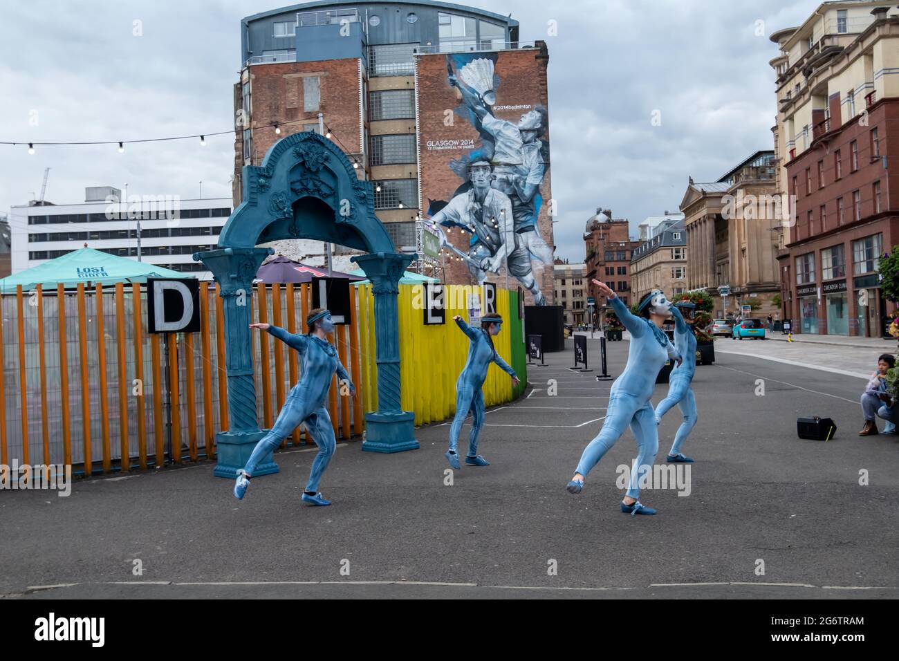 Glasgow, Schottland, Großbritannien. Juli 2021. Darsteller während der Eröffnungsfeier des Merchant City Festivals. Kredit: Skully/Alamy Live Nachrichten Stockfoto