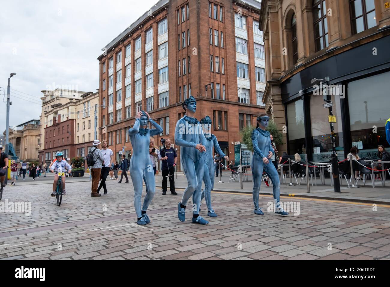 Glasgow, Schottland, Großbritannien. Juli 2021. Darsteller während der Eröffnungsfeier des Merchant City Festivals. Kredit: Skully/Alamy Live Nachrichten Stockfoto