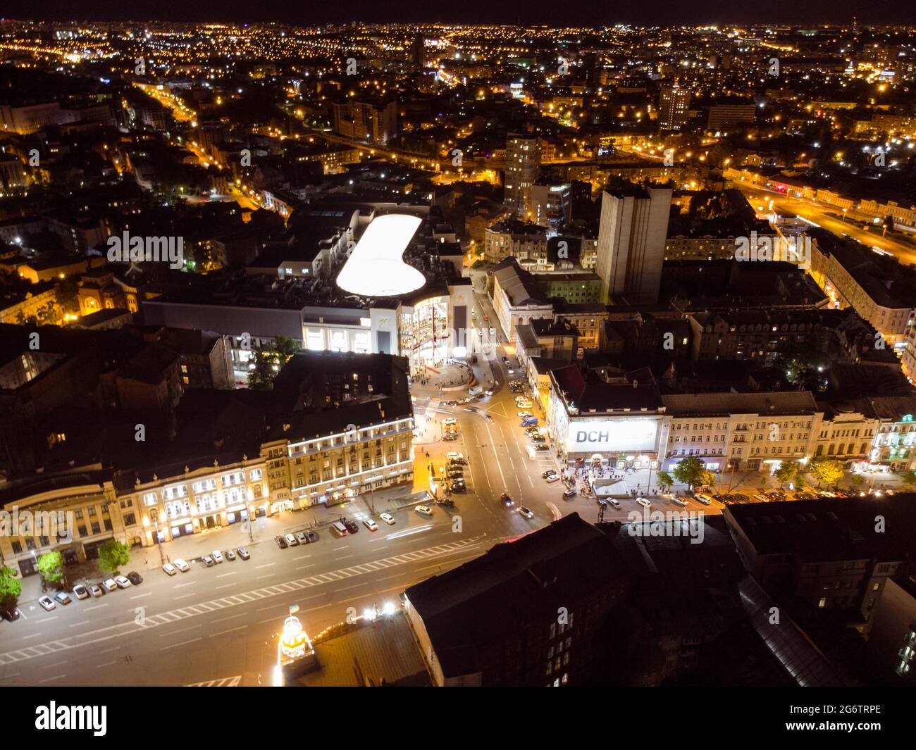 Kharkiv, Ukraine - 21. Mai 2021: Eröffnung des Nikolsky-Einkaufszentrums. Nachtlichter erleuchteten die Aussicht von der Dachterrasse auf die Stadt. Stadtzentrum in der Nähe von Konstytutsi Stockfoto